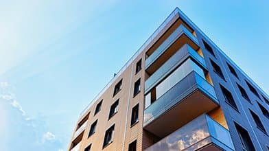 Façade vitrée d'un immeuble moderne vue en contre-plongée