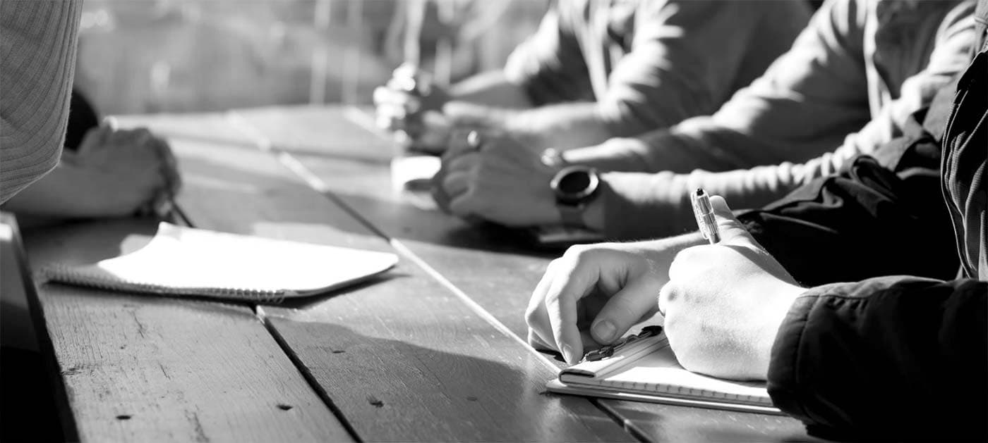 Les avocats du cabinet Alpijuris réunis autour d'une table de travail